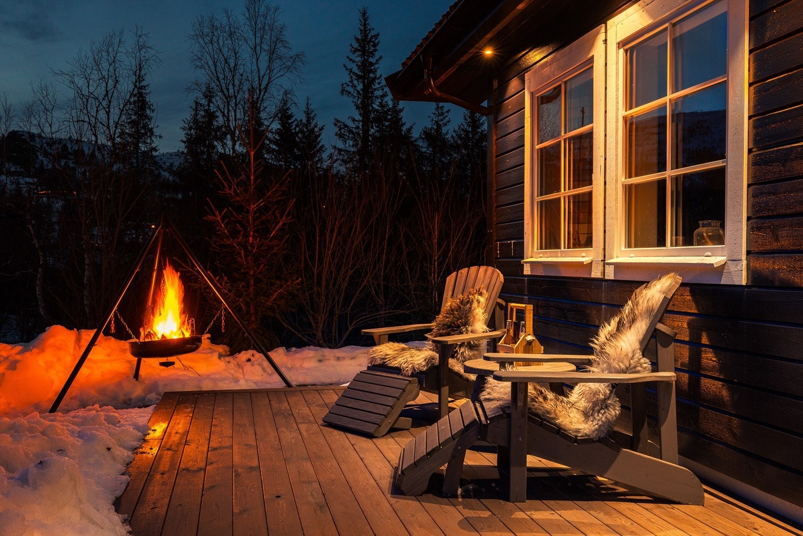 En perfekt plass langs hytteveggen for avslapning etter en dag i skibakken eller skiløypene. Galleribilde