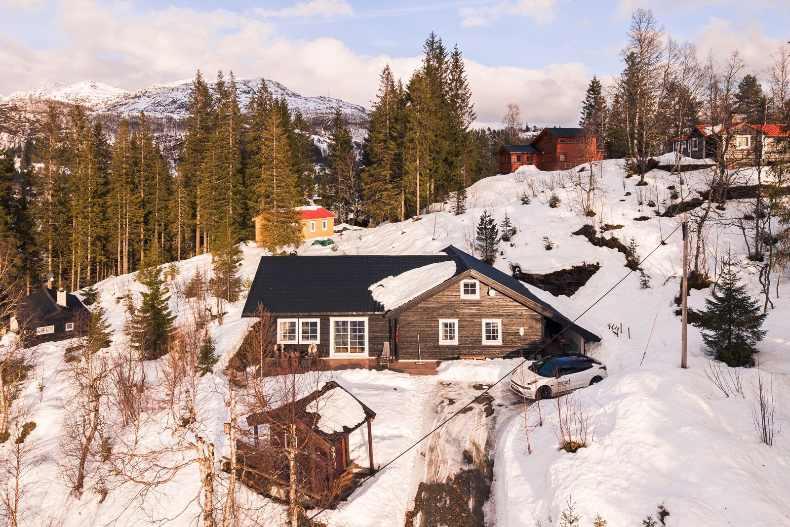 Parkering på tomten i enden av oppkjørsel. Brøytes om vinteren. Galleribilde