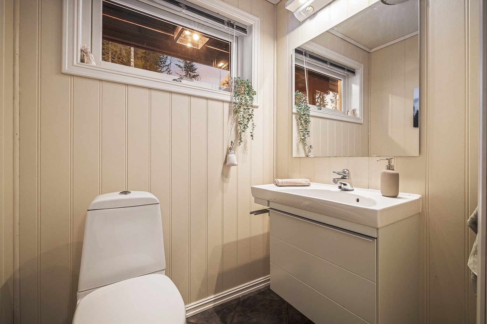 Eget toalettrom på 1,9m² med keramiske fliser på gulv og mdf panel på vegger. Galleribilde