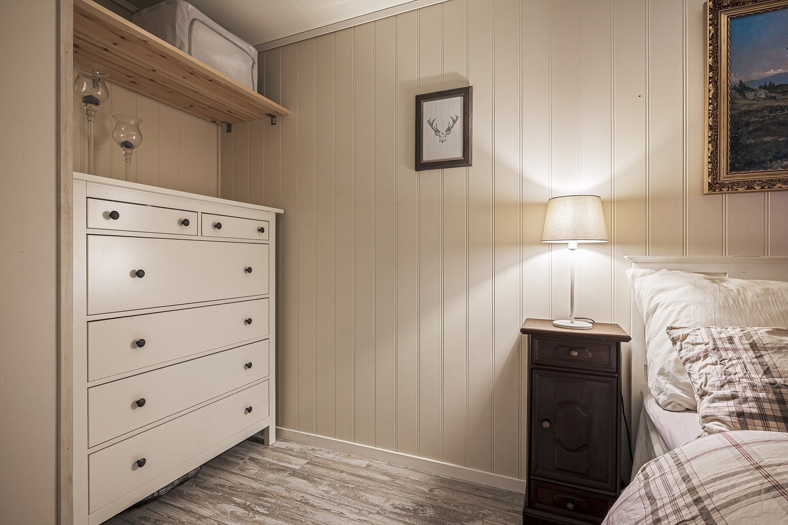 Her er også laminat på gulv, mdf panel på vegger og takplater i himling. Galleribilde