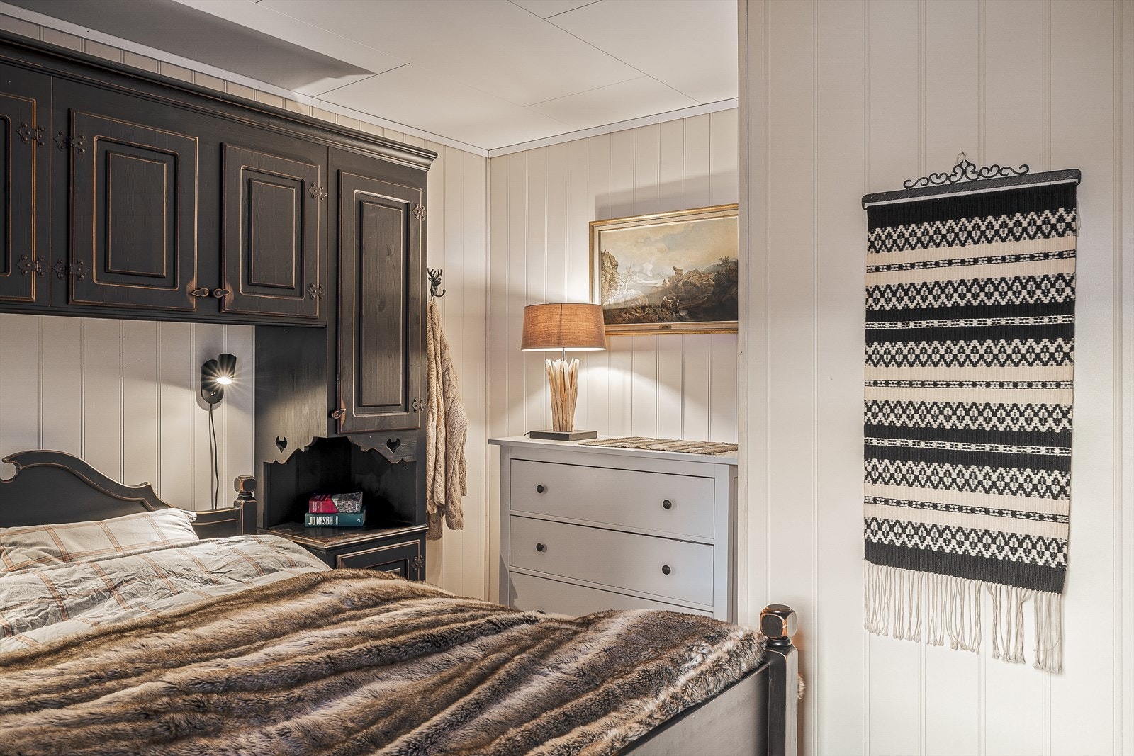 Laminat på gulv, mdf panel på vegger og takplater i himling. Galleribilde