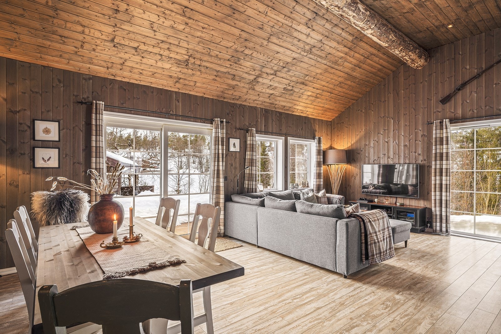 Flere store vindusflater sikrer et godt og naturlig lysinnslipp til rommet. Galleribilde