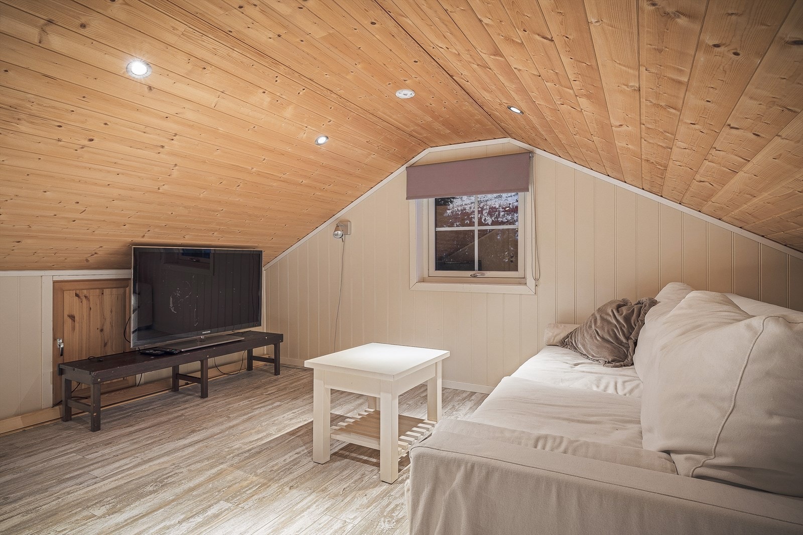 Rommene i 2. etasje brukes som soverom og loftstue Galleribilde