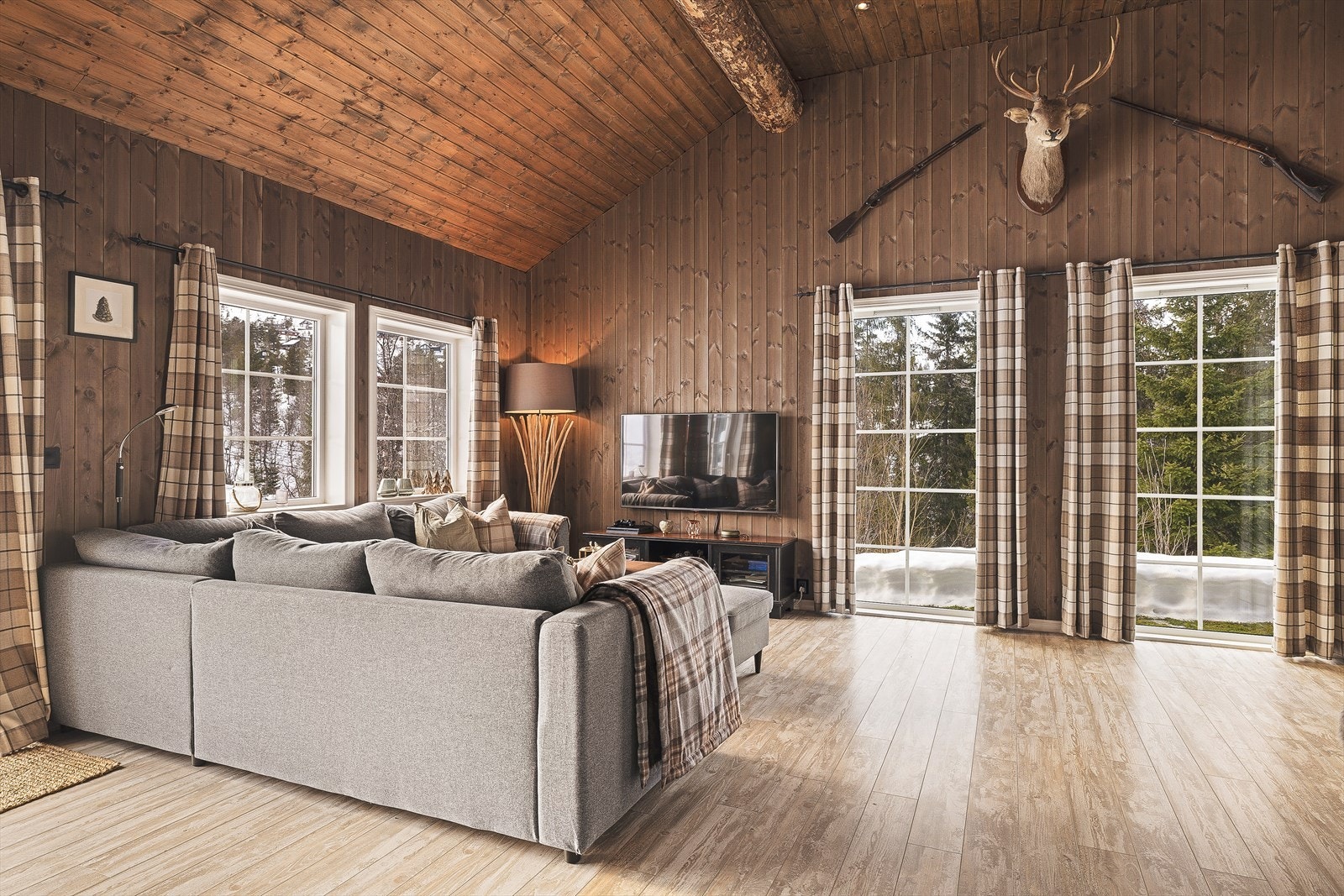 God plass til sofagruppe og spisebord. Galleribilde