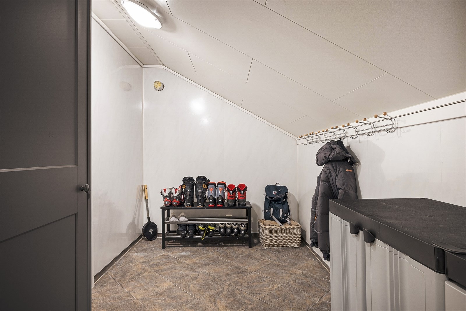 Entrèn er romslig med plass til oppbevaring av annet utendørstøy man måtte trenge en vinterdag. Galleribilde