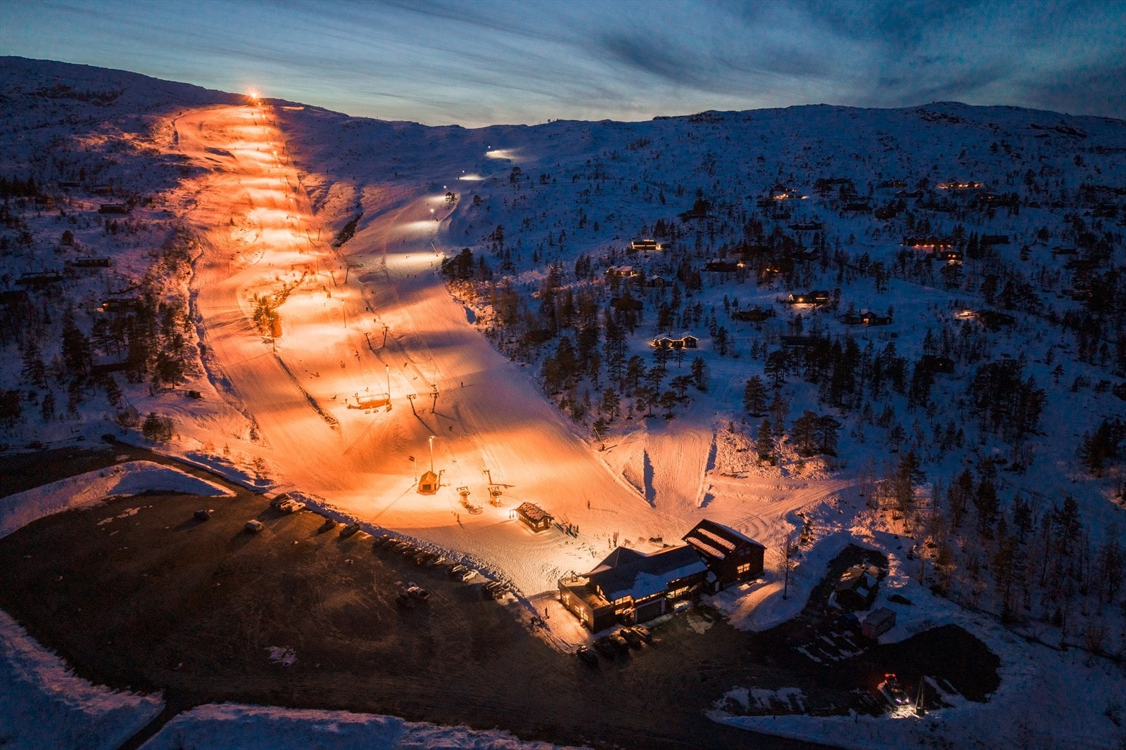 Kort vei til NAF (gangavstand) som har et bredt utvalg av lokalmat og delikatesser, interiør, mye god drikke og selvsagt de nødvendigste dagligvarer. Galleribilde