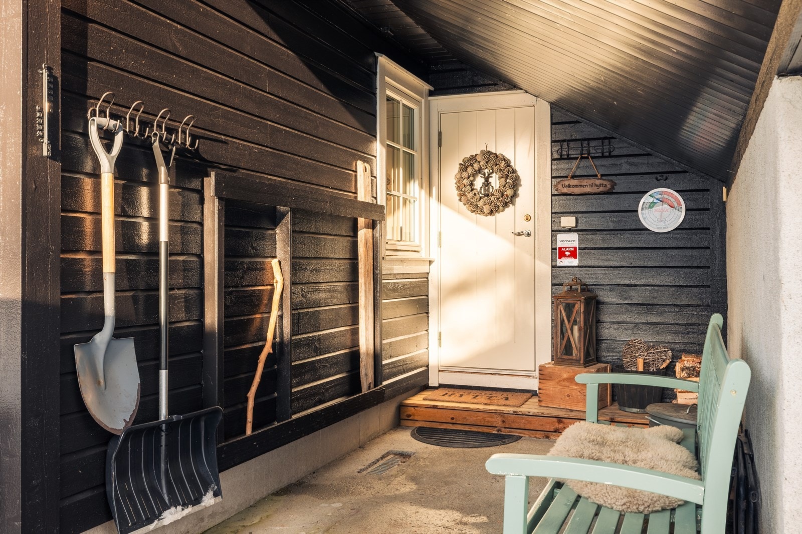 Praktisk overbygget inngangsparti som ønsker velkommen inn! Galleribilde