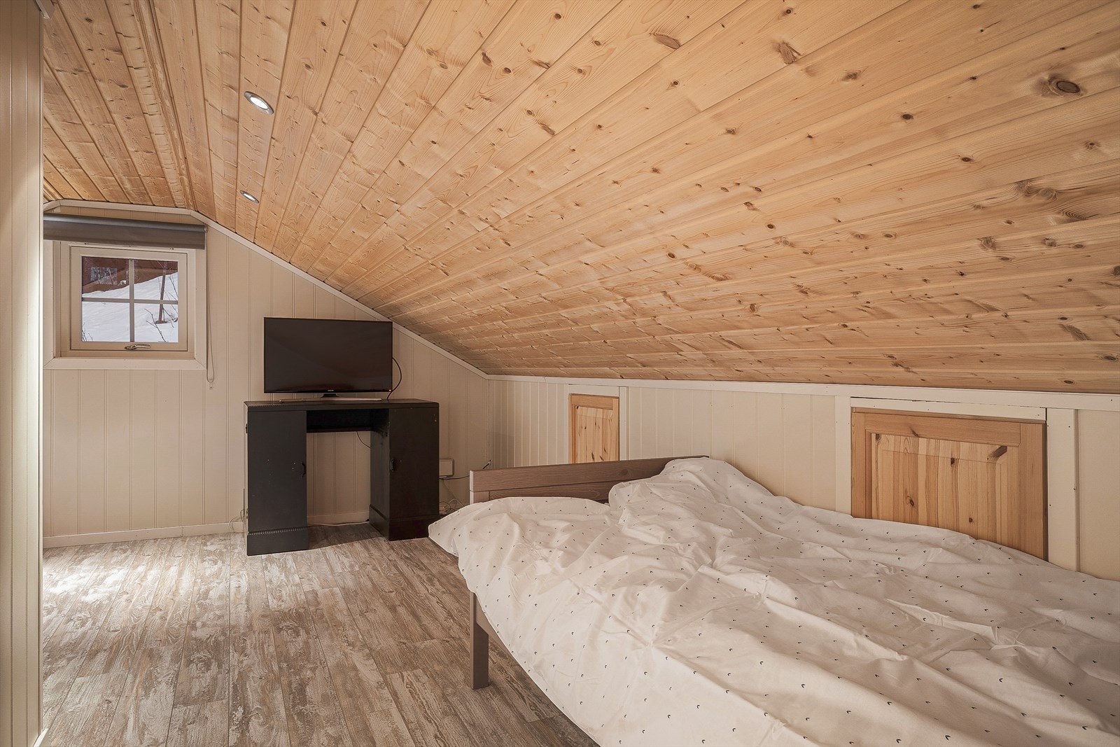 Rommene her har for lav takhøyde og er derfor oppgitt med arealer på 0,0m². Loftstue har et gulvareal på 17,8m² og soverom har et gulvareal på 17,2m². Galleribilde