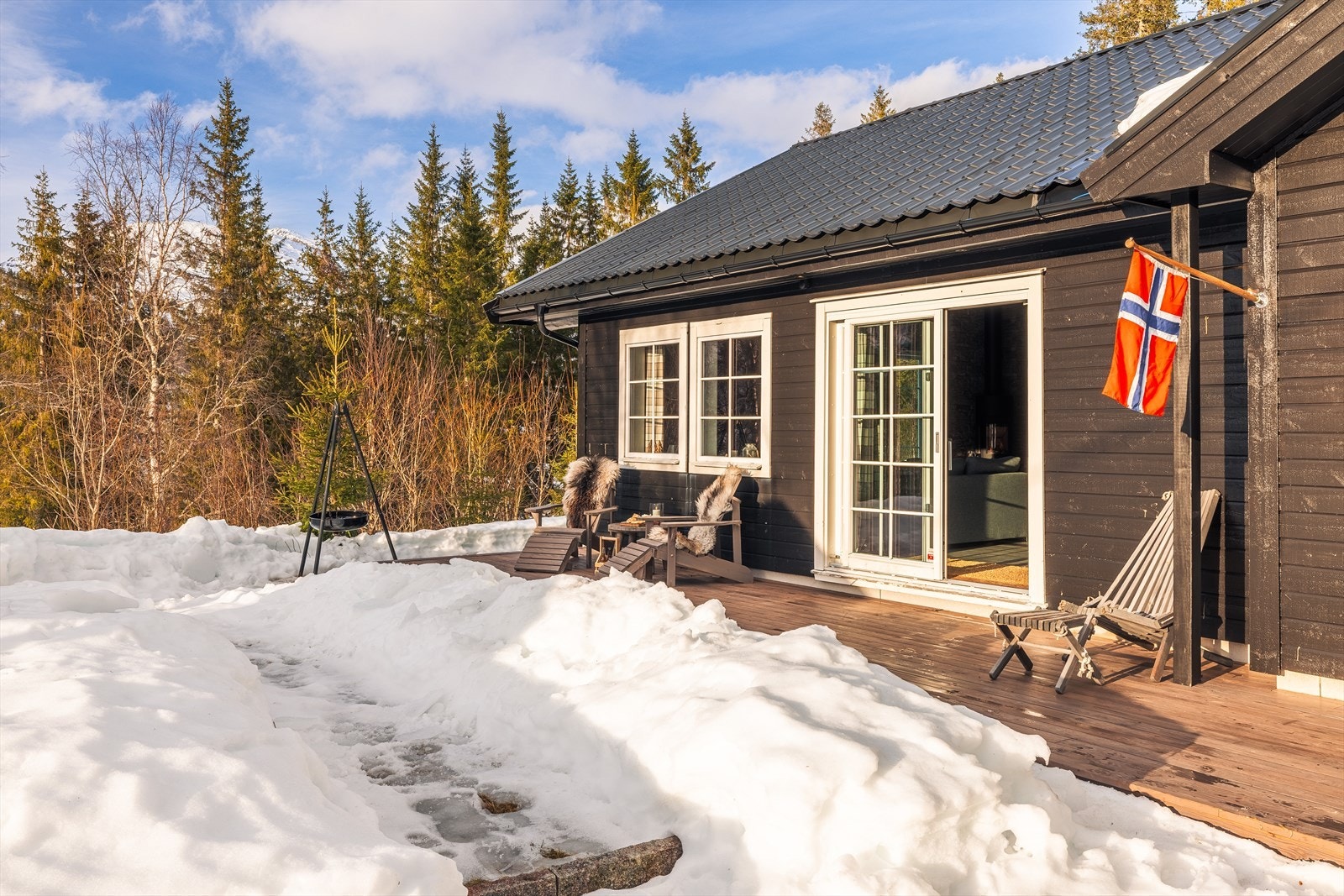 Om vinteren er det alpinanlegg i Eikedalen Skisenter
og Furedalen Alpin. Furedalen ligger rett over veien fra hytten.
Det er også preparerte langrennsløyper i området. Galleribilde