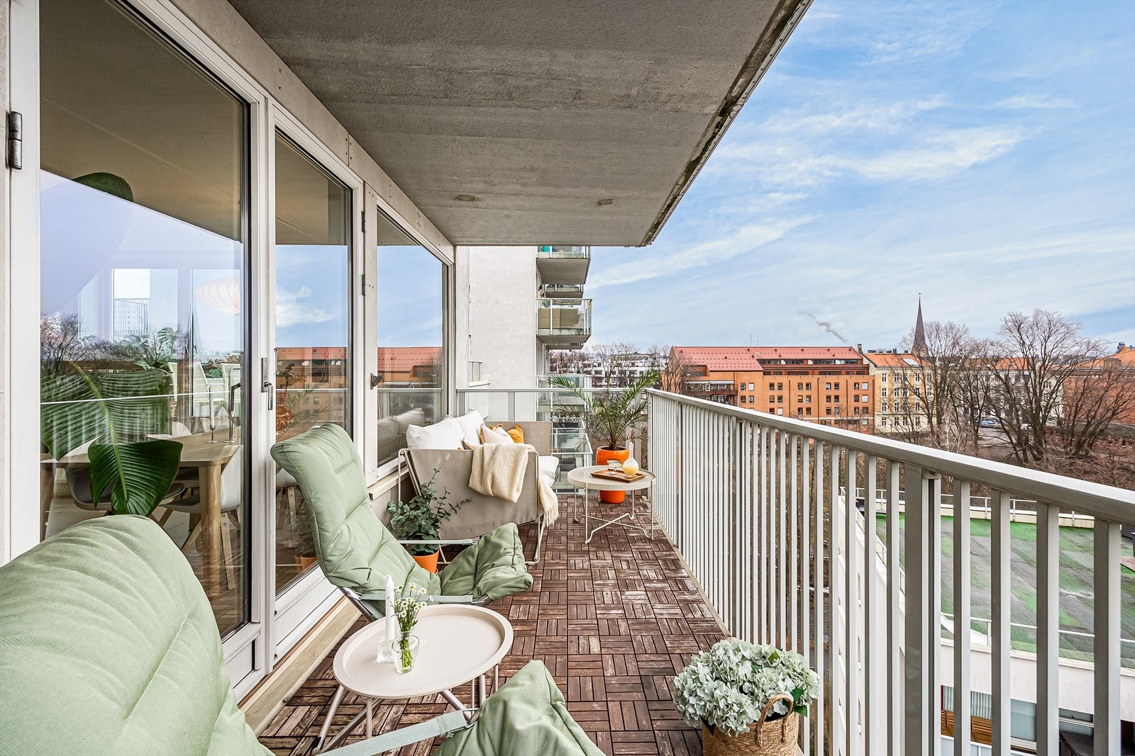 Balkongen er sydvendt og er på ca. 10 kvm. Galleribilde