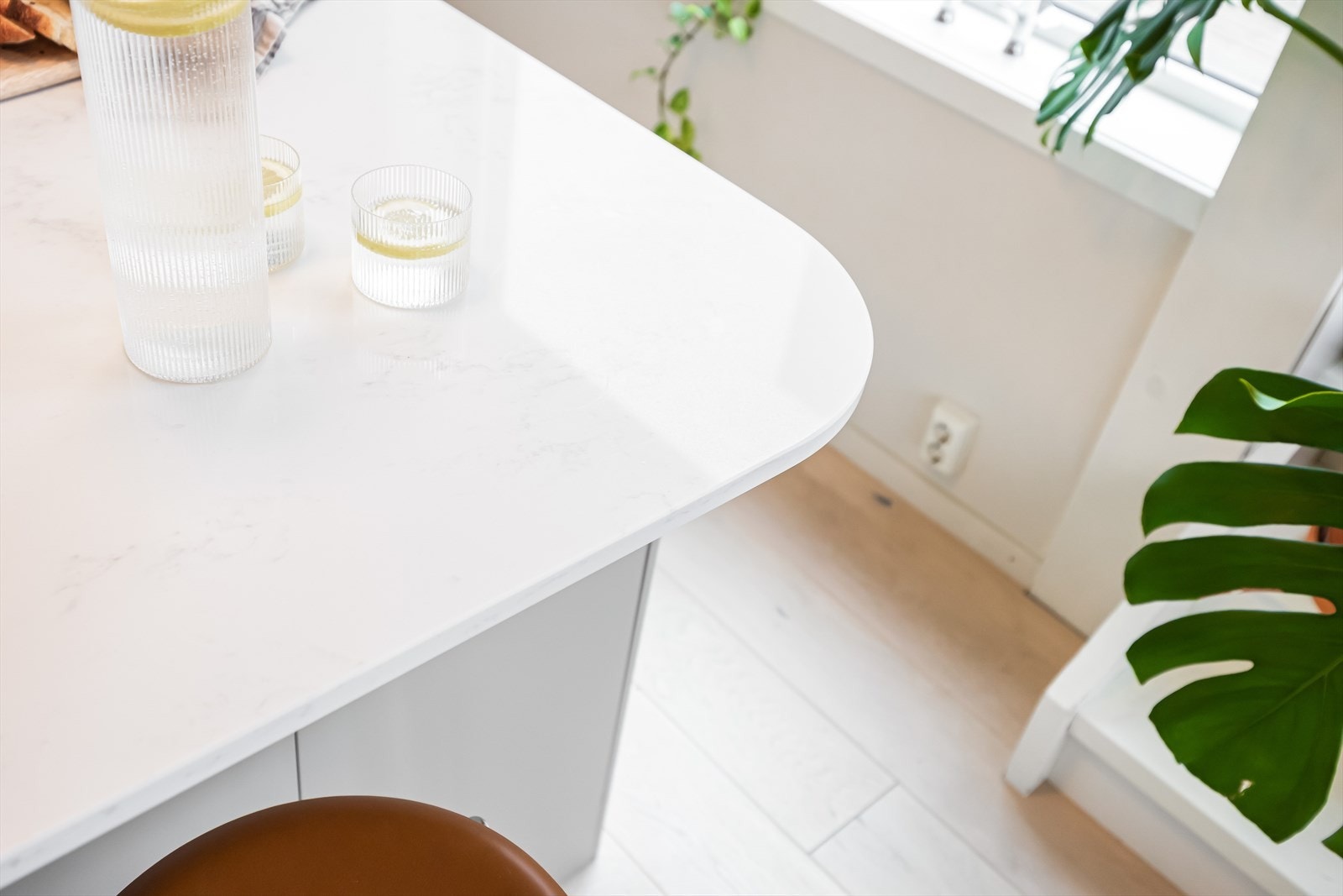 Påkostet benkeplate i kvartskompositt med skreddersydde, avrundede hjørner. Galleribilde