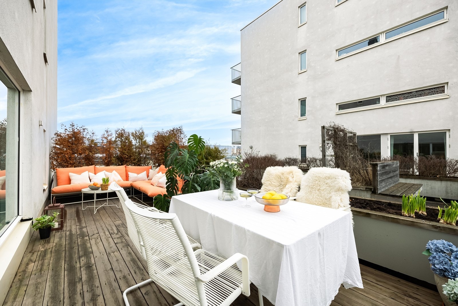 Fra stuen er det utgang til en privat terrasse på ca. 20 kvm. Galleribilde