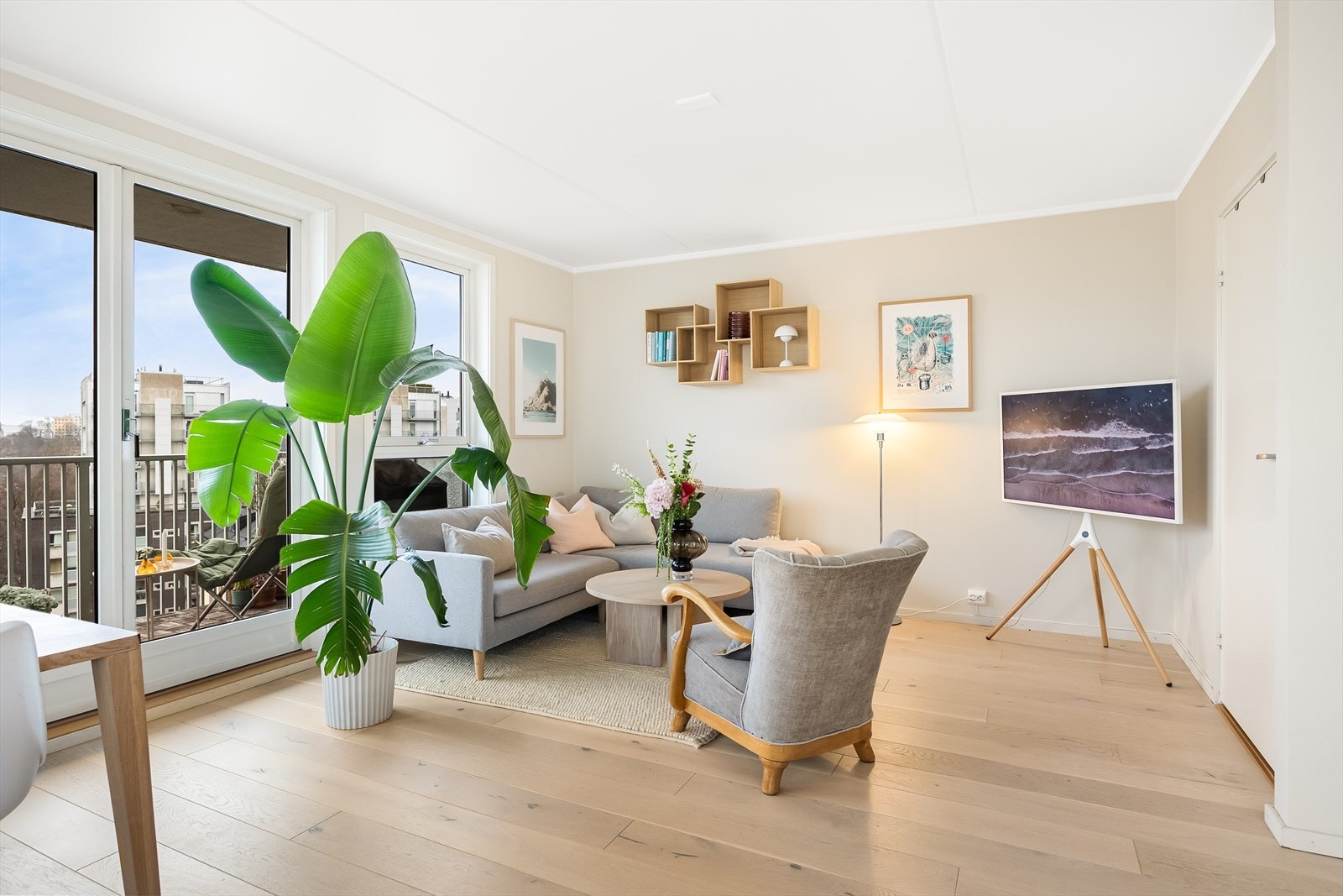 Stuen har god plass til stor sofagruppe, sofabord og underholdningsavdeling. Galleribilde