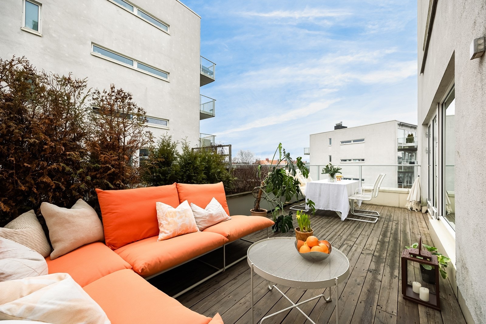 Terrassen oppleves skjermet og privat. Galleribilde