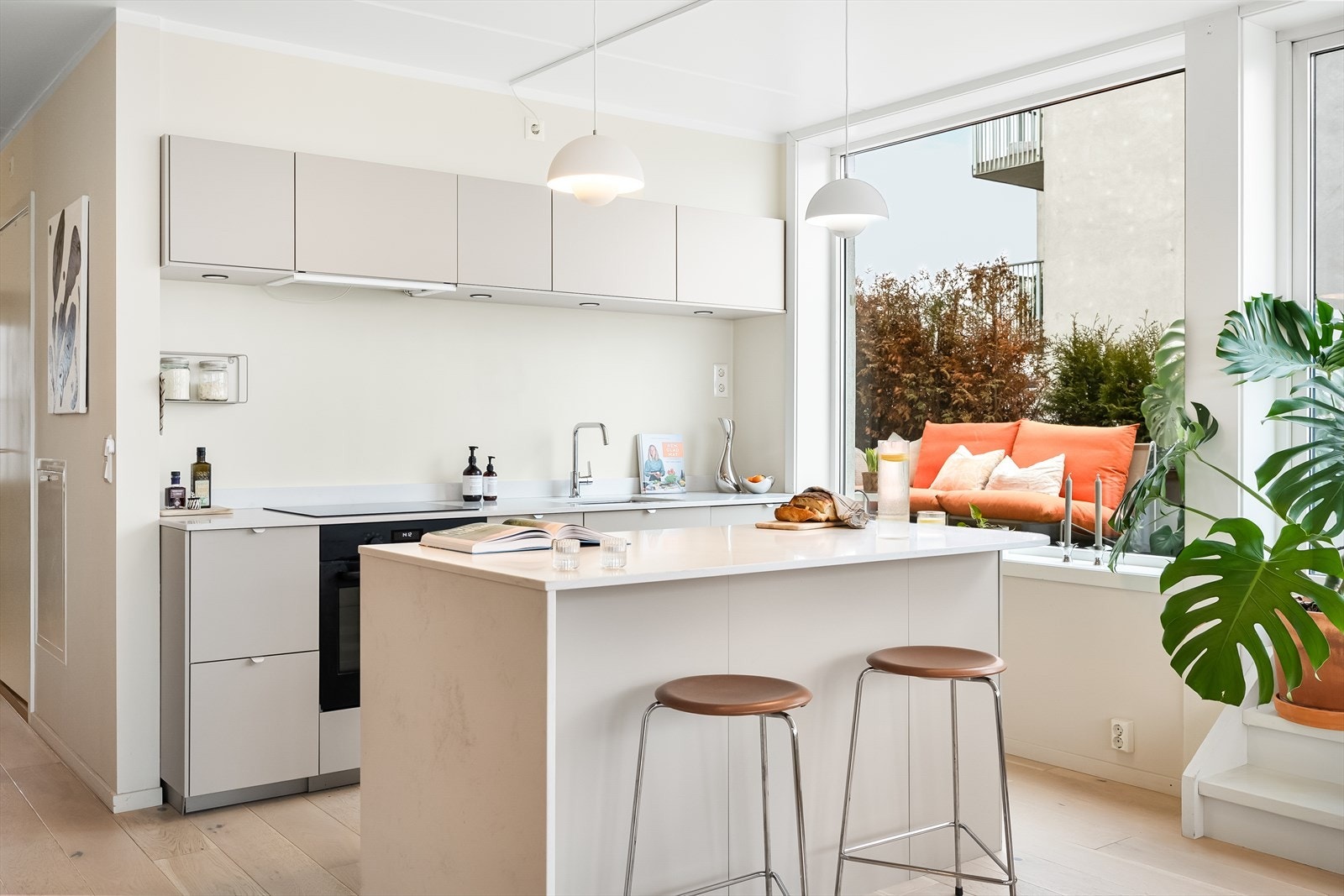 Det er spiseplass ved kjøkkenøya, som i tillegg fungerer utmerket som romdeler. Galleribilde