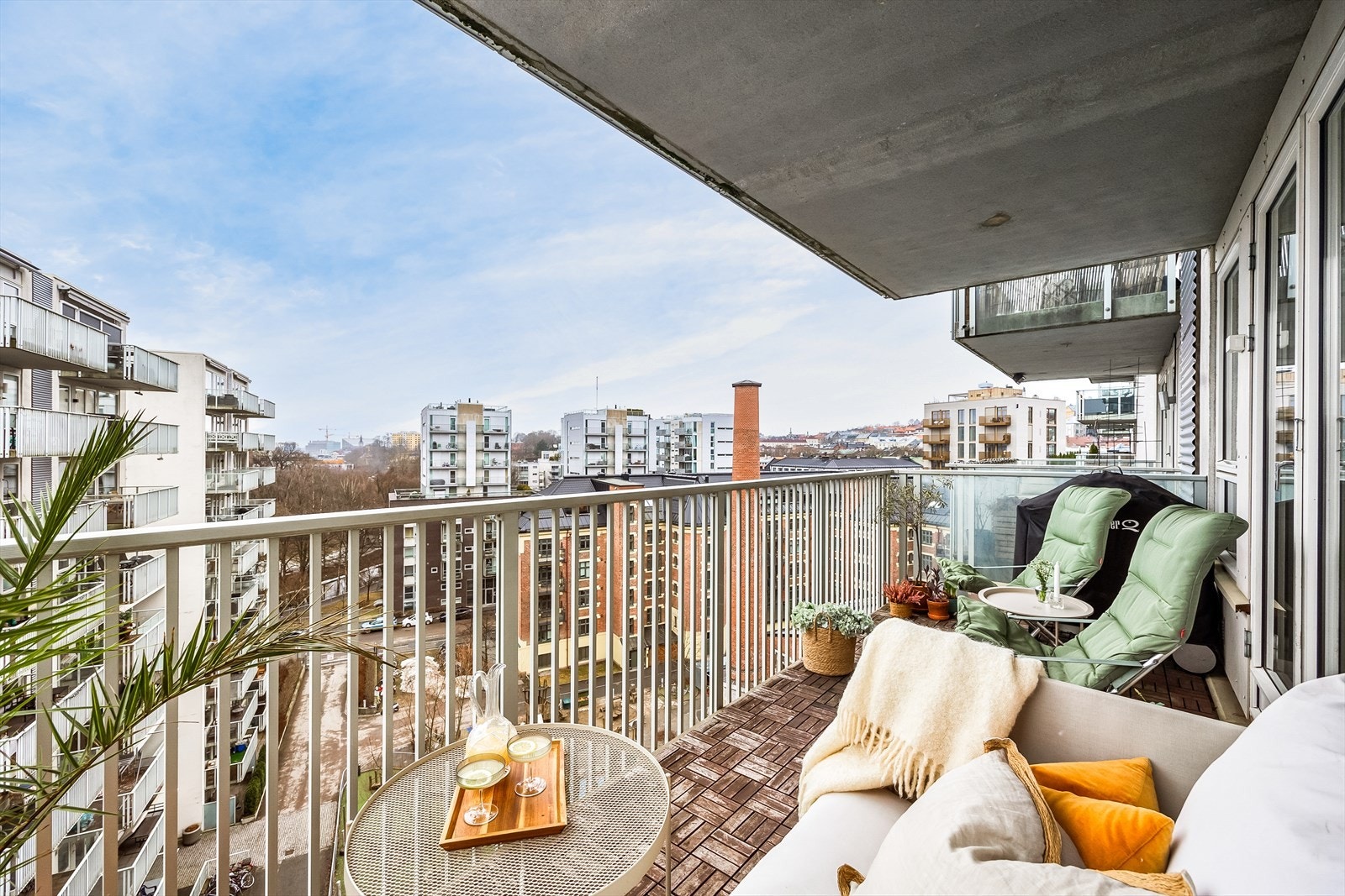 Leiligheten har både stor, privat terrasse og solrik balkong. Galleribilde