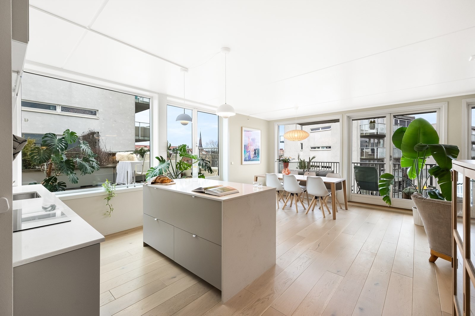 En stilren, luftig og stor 3-roms endeleilighet beliggende i populære Waldemars hage. Galleribilde