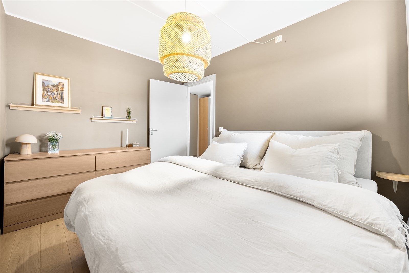 Rommet er malt i en behagelig, tidsriktig fargetone som passer godt med gulvet og interiøret for øvrig. Galleribilde