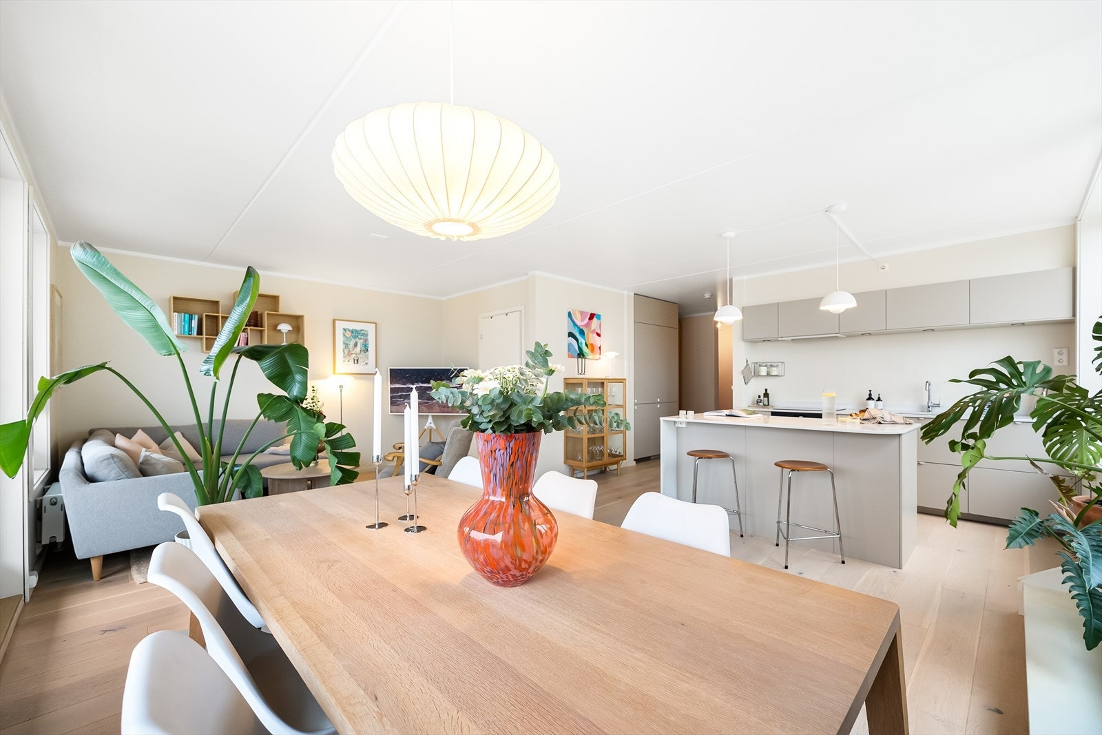 Leiligheten har stilrene overflater som ble pusset opp i 2023 med enstavs parkett og vegger er malt i lune, tidsriktige fargetoner. Galleribilde