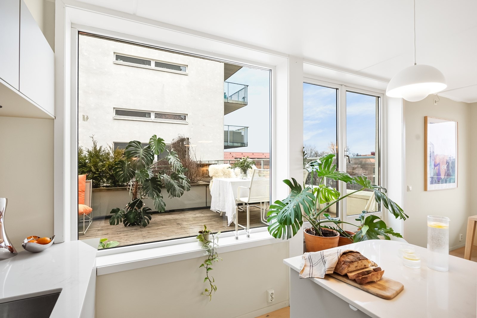 Leiligheten ligger i 9. etasje og inneholder entré, kjøkken, stue, bod, bad og to soverom. Galleribilde