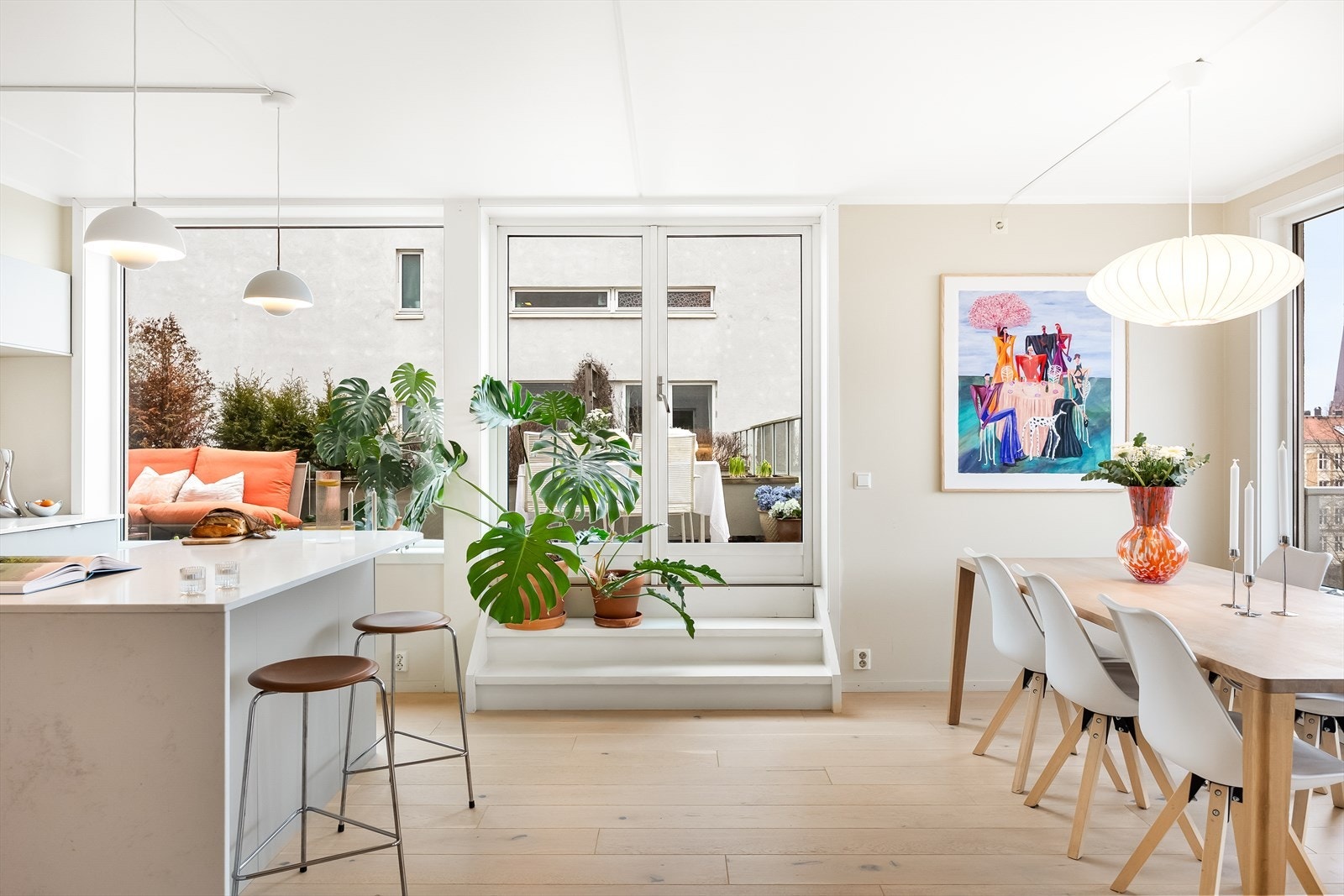 Kjøkkenet og stuen har en herlig, åpen planløsning med store vindusflater, hjørneplassering og luftig atmosfære. Galleribilde