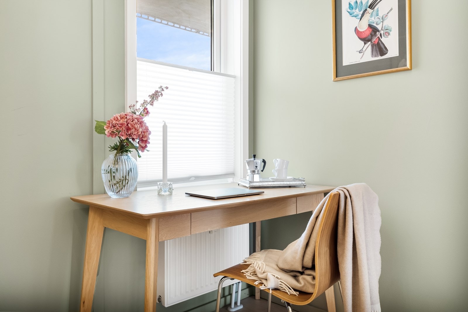 Rommet har plass til seng, skrivepult og skap. Galleribilde