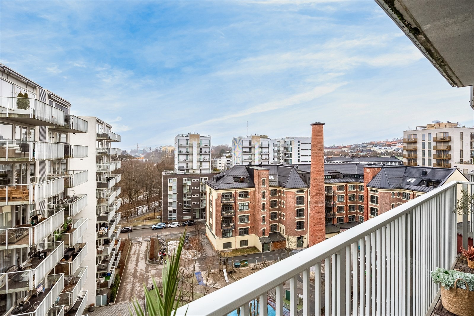 Balkongen har åpent og fint utsyn mot Waldemars hage. Galleribilde