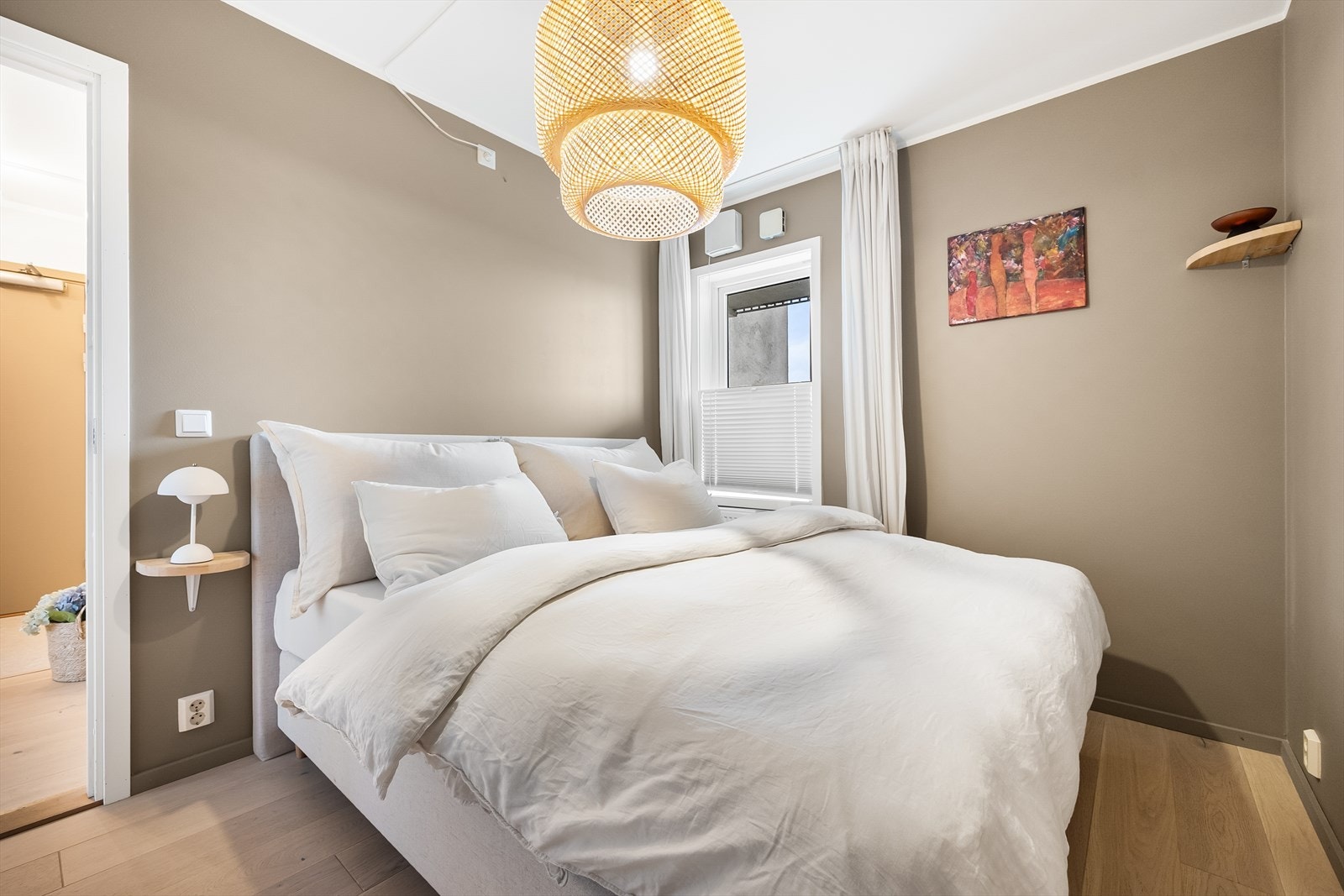 Leiligheten har to gode soverom med adkomst fra gangen. Galleribilde