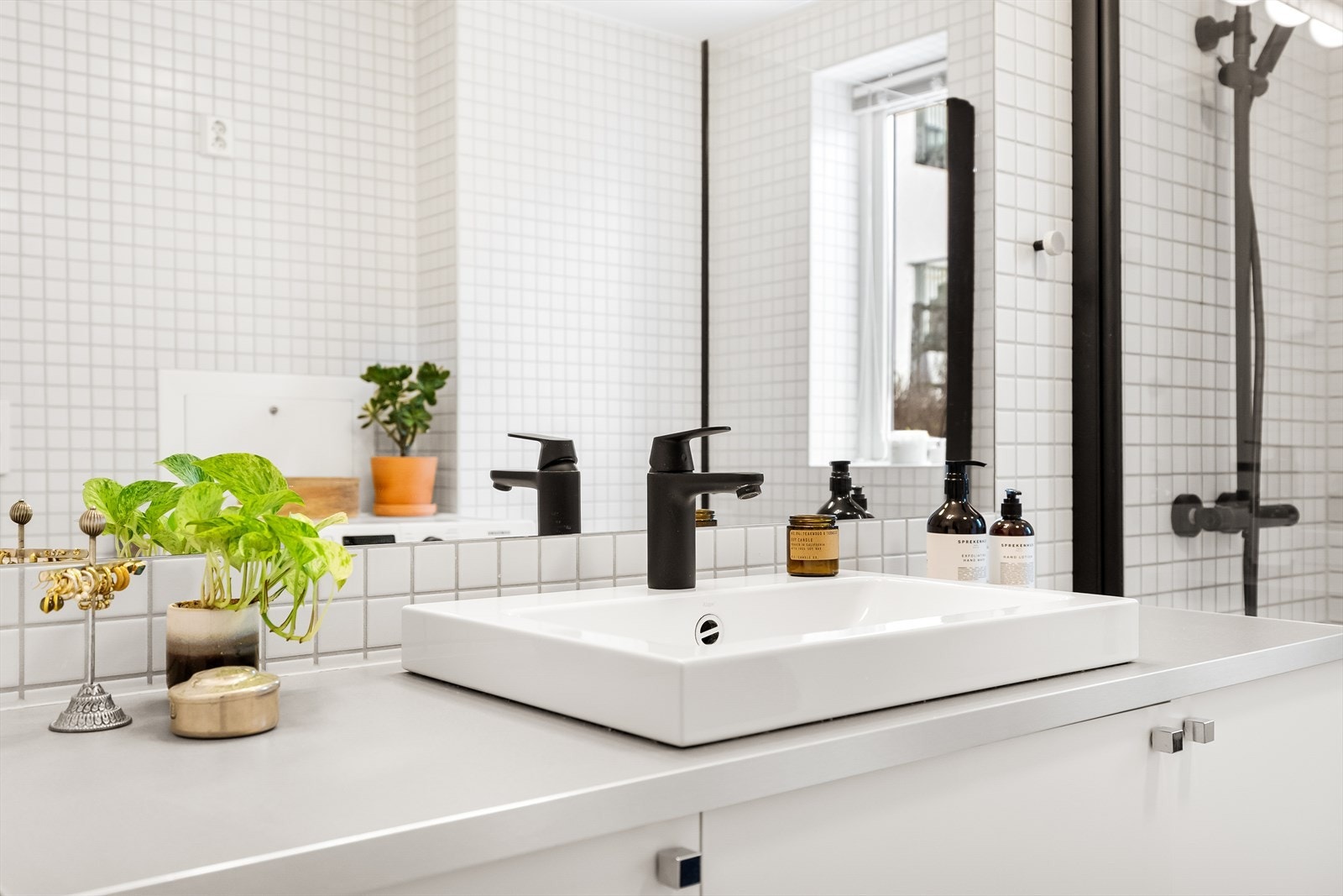 Badet har flislagte overflater, vannbåren gulvvarme og mekanisk avtrekk. Galleribilde