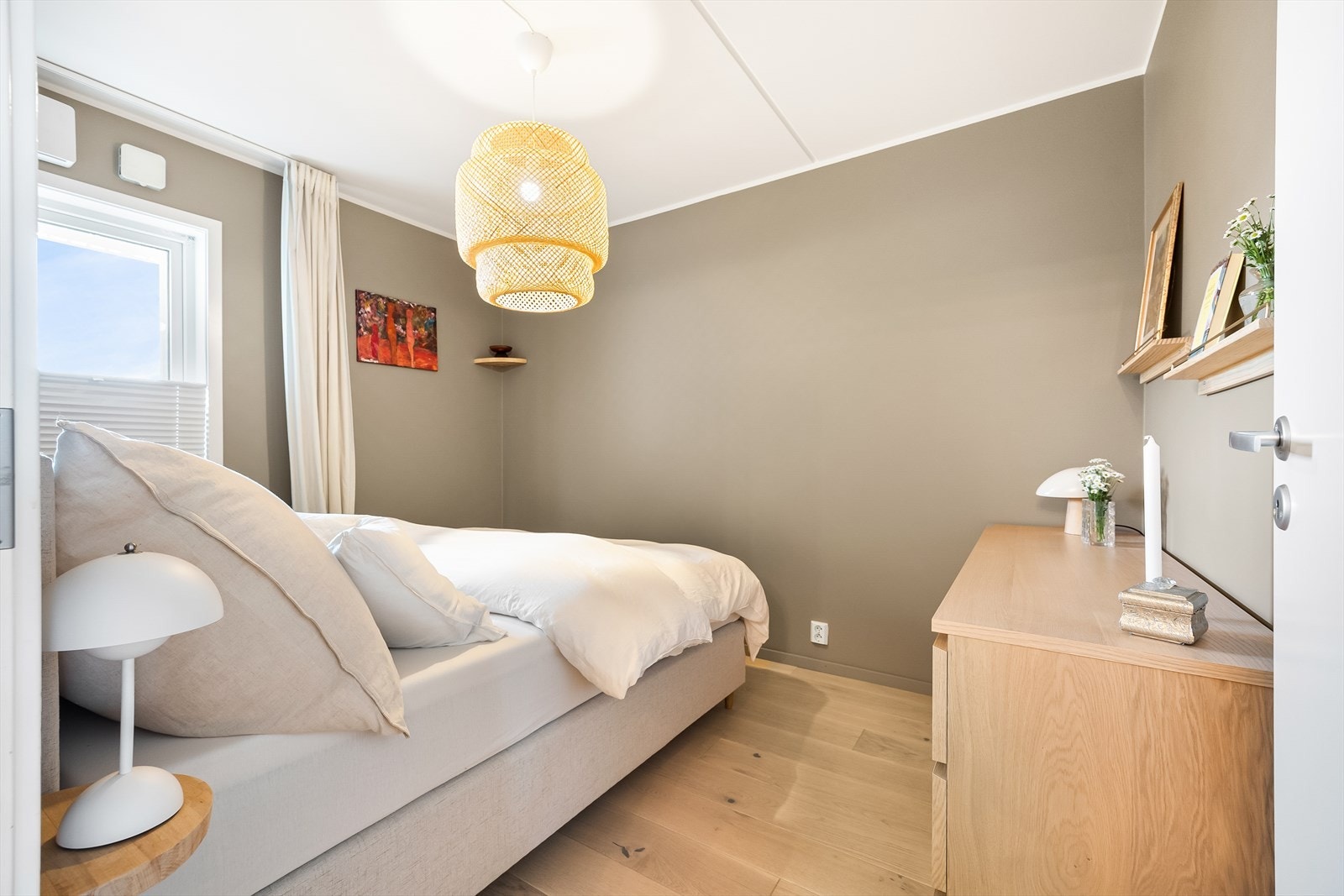 Hovedsoverommet er romslig og har god plass til dobbeltseng, nattbord og garderobeskap. Galleribilde