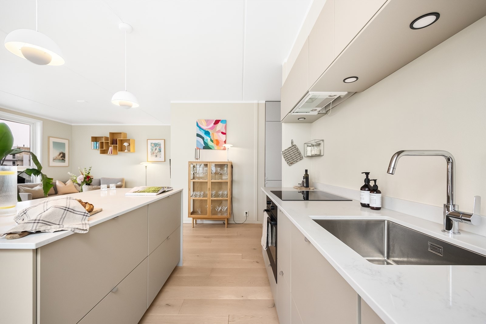 Det er godt med arbeidsplass for kokken. Dette kjøkkenet passer ypperlig for deg som er glad i å lage mat. Galleribilde