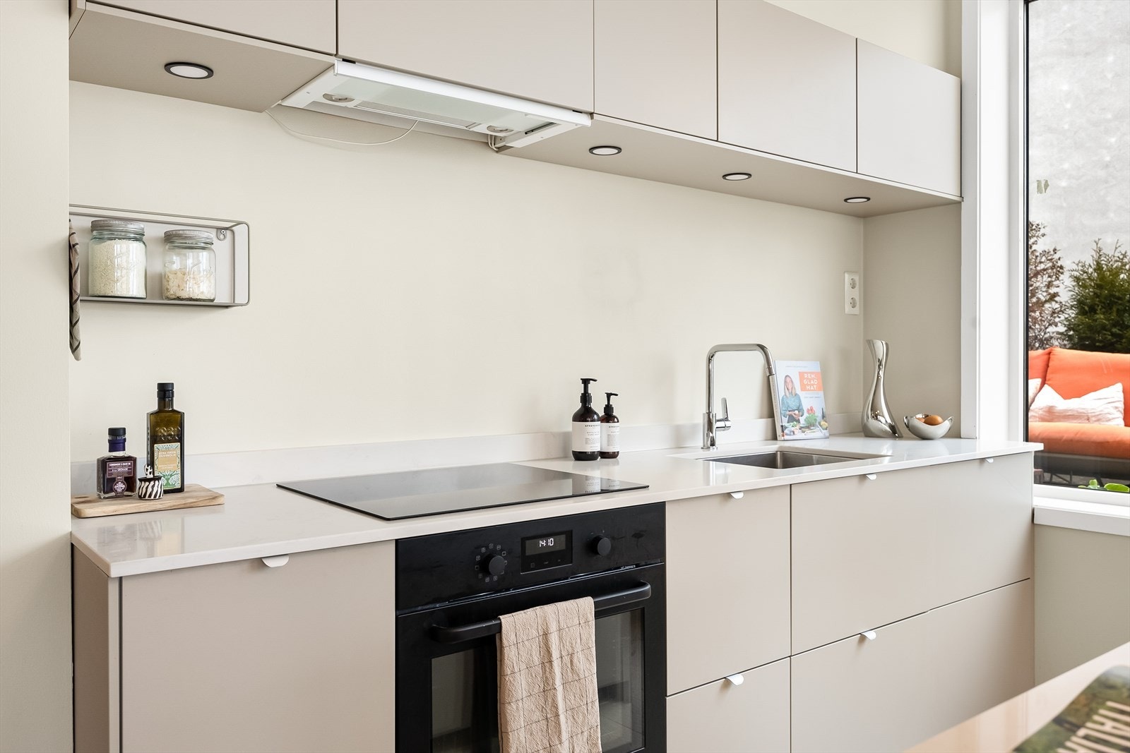 Hvitevarene er integrerte og består av platetopp, stekeovn, oppvaskmaskin og kjøle-/fryseskap. Kjøkkenventilator med avtrekk ut. Galleribilde