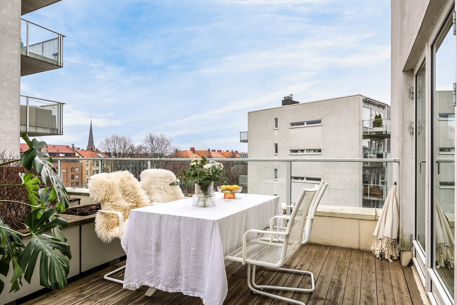 På terrassen er det god plass til flere sittegrupper, grill og beplantning. Galleribilde