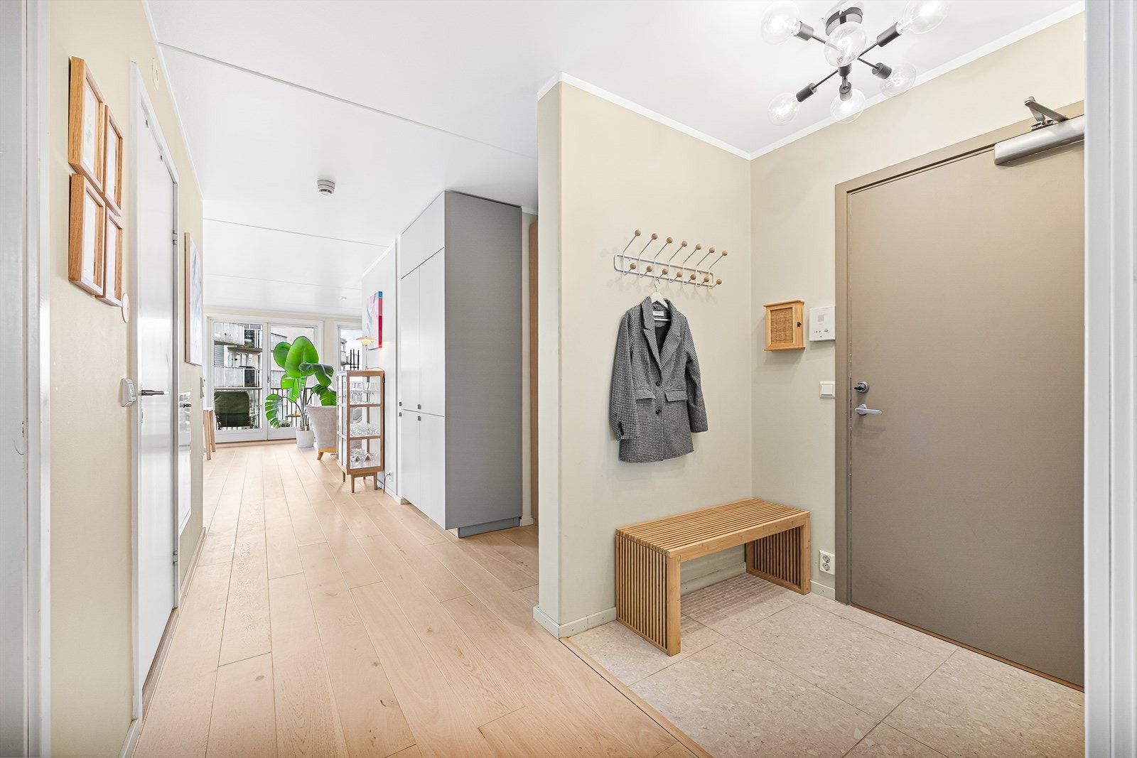 Det er plass til oppbevaring av sko og yttertøy med knagger, skohylle og garderobeskap. Galleribilde