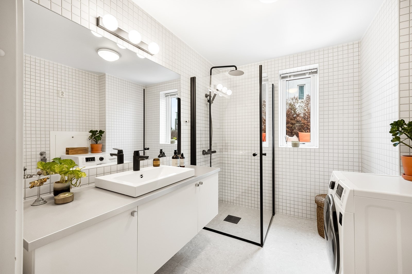 Lekkert bad oppgradert i 2023 med flis-på-flis og ny innredning. Det er opplegg for vaskemaskin. Galleribilde