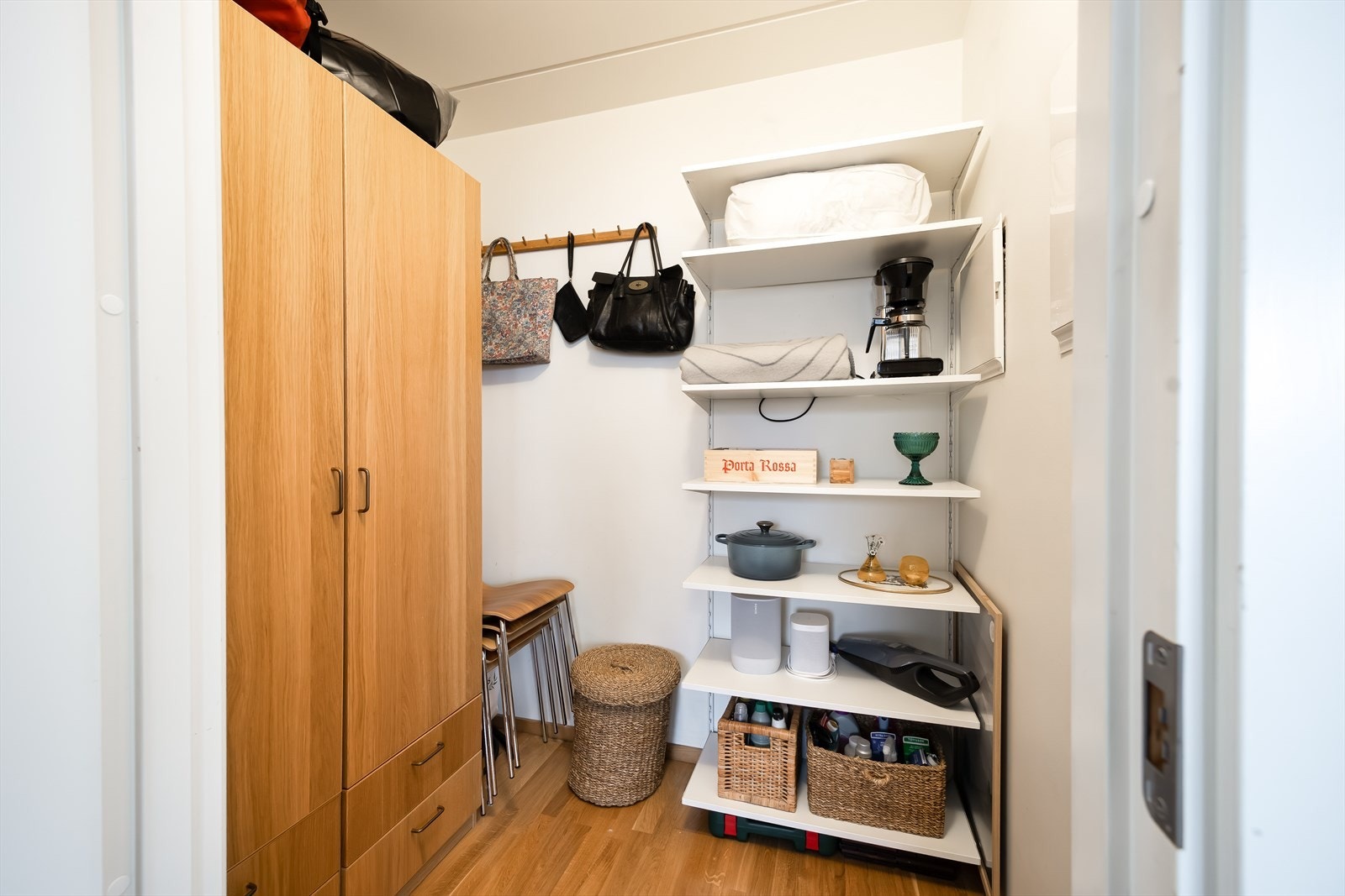 Det er adkomst til den innvendige boden fra stuen. Her er det rikelig med ekstra lagringsplass. Galleribilde