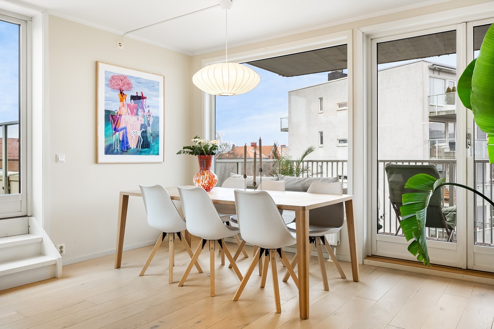 Hjørneplasseringen sikrer godt lysinnslipp fra flere himmelretninger og naturlig lys gjennom hele dagen. Galleribilde