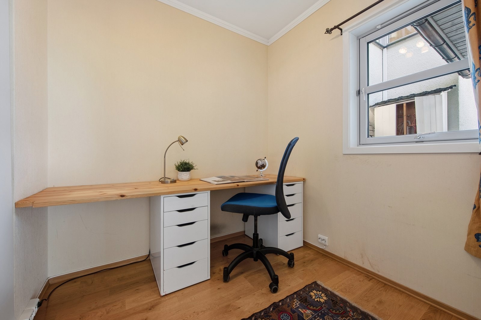 Soverom 2 er av noe mindre størrelse og egner seg godt som kontor/gjesterom. Galleribilde