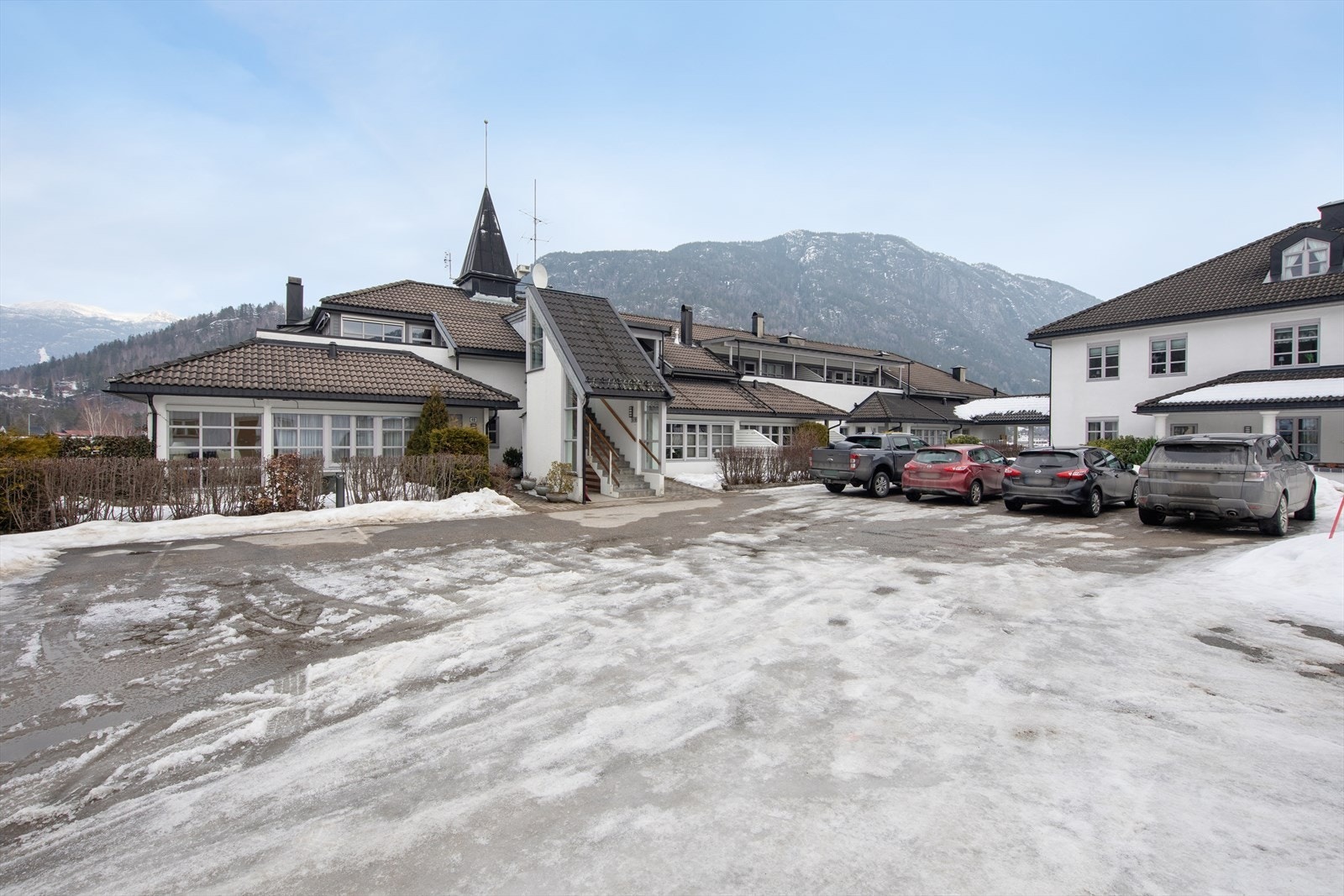 Utvendig tomteareal er fellesarealer. Asfaltert parkeringsareal. Sentrumsnært: gangavstand til matbutikk, barnehage, skole mm. Galleribilde