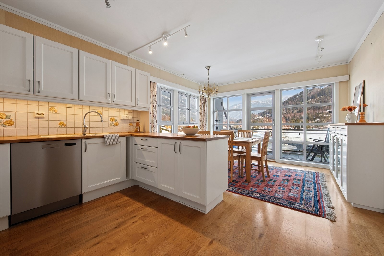 Direkte utgang til en herlig balkong. Galleribilde