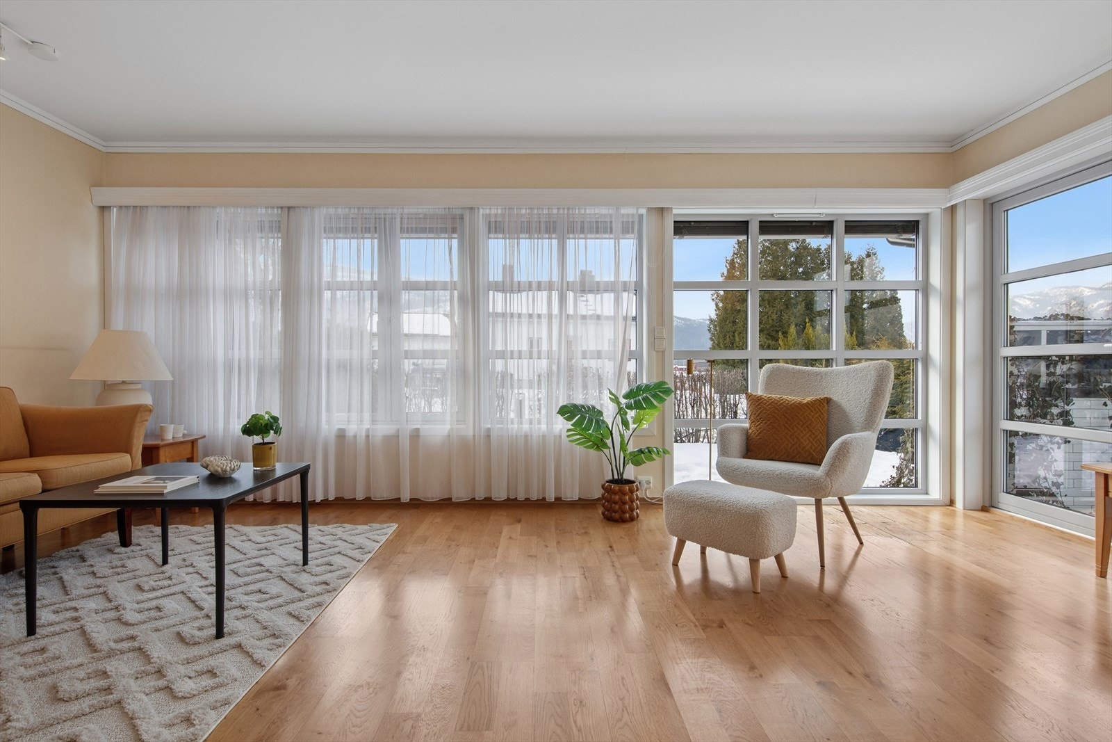 Stuen har svært godt med naturlig lysinnslipp gjennom rommets mange og store vinduer. Dette gir en ekstra god romfølelse. Galleribilde