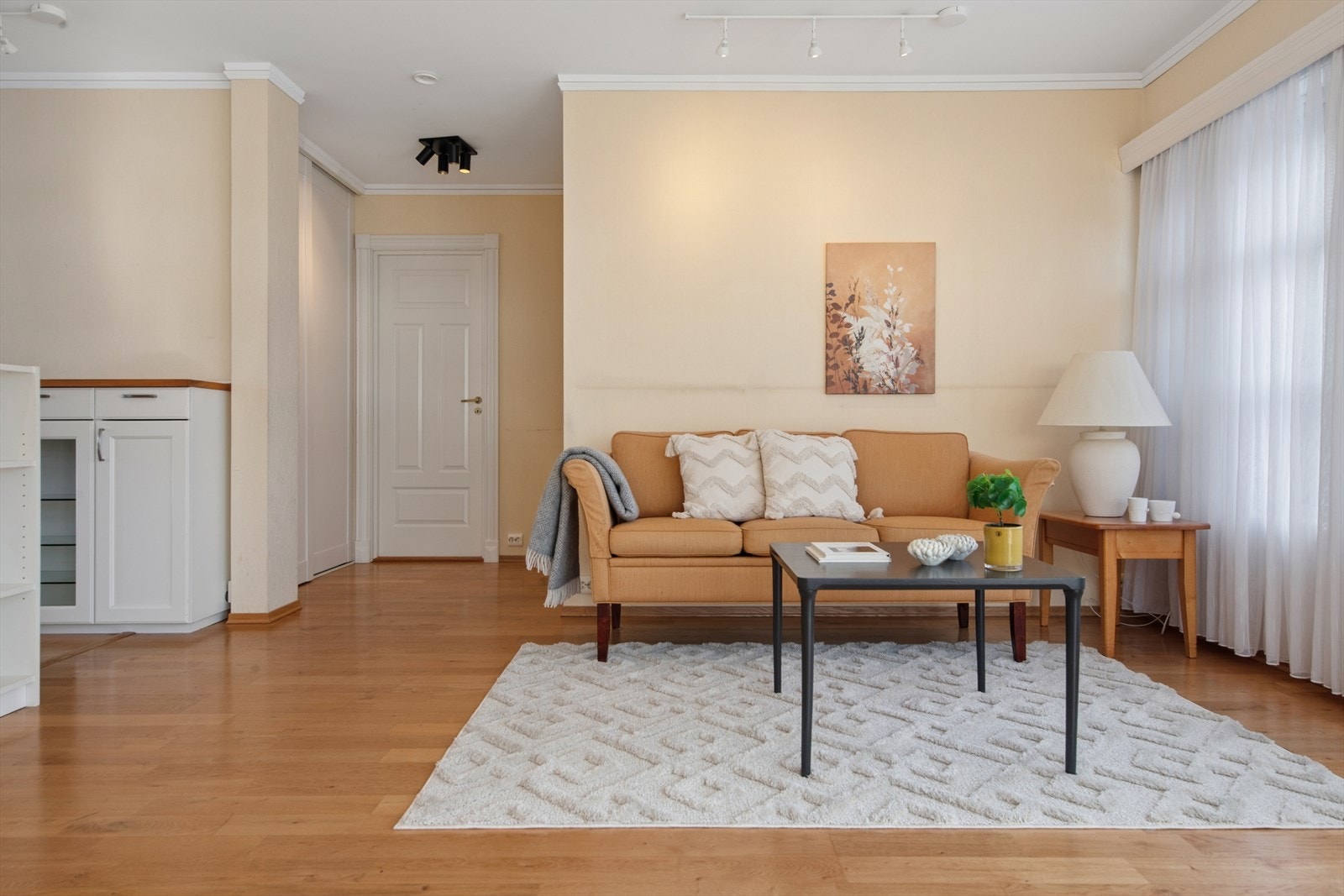 Gjennomgående materialvalg med parkett og tapetserte vegger gir et helhetlig inntrykk. Galleribilde