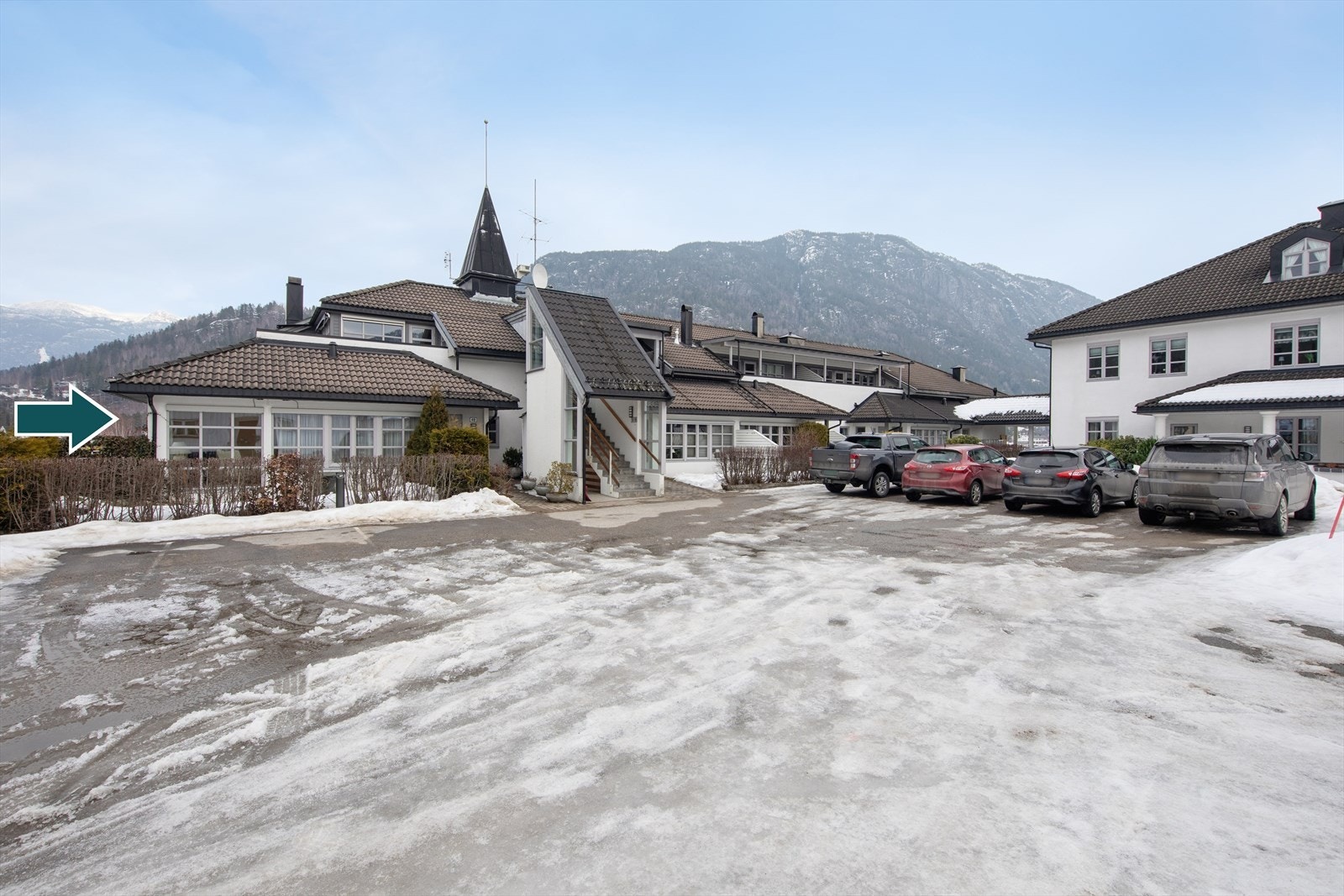 Utvendig tomteareal er fellesarealer. Asfaltert parkeringsareal. Sentrumsnært: gangavstand til matbutikk, barnehage, skole mm. Galleribilde