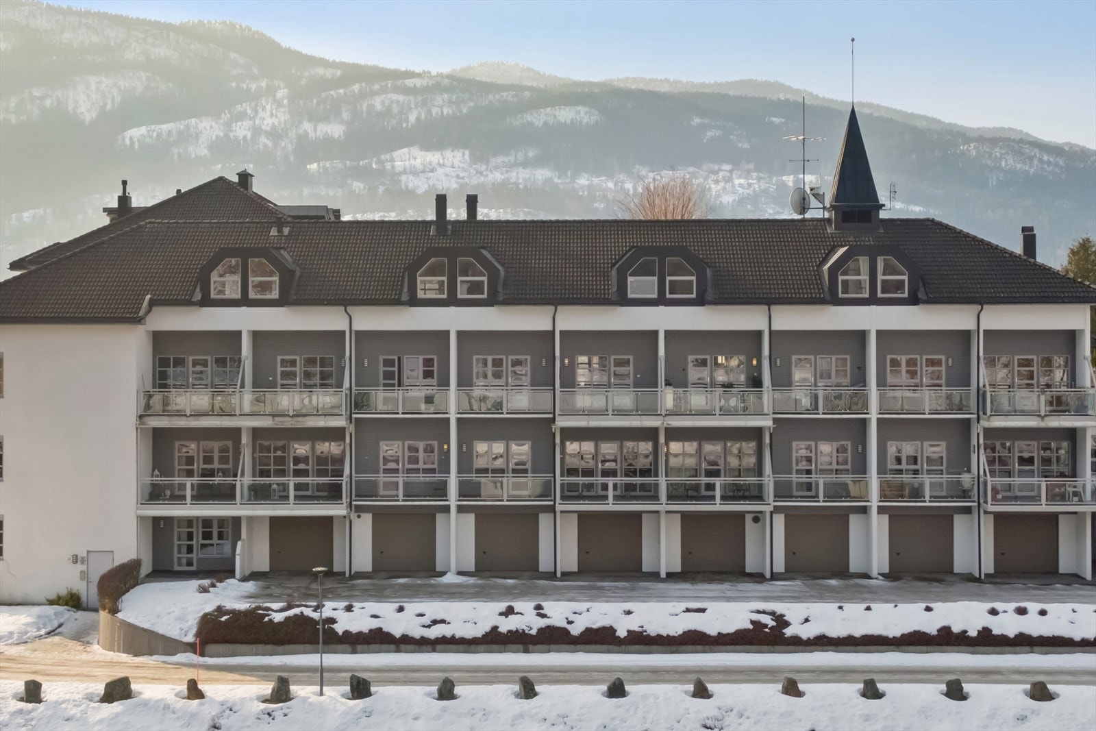 Leiligheten disponerer egen garasjeplass i bygningens kjelleranlegg samt en bod. Galleribilde