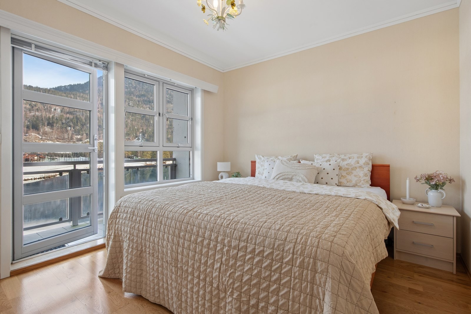 Hovedsoverommet har parkett på gulvet og egen utgang til balkong. Galleribilde