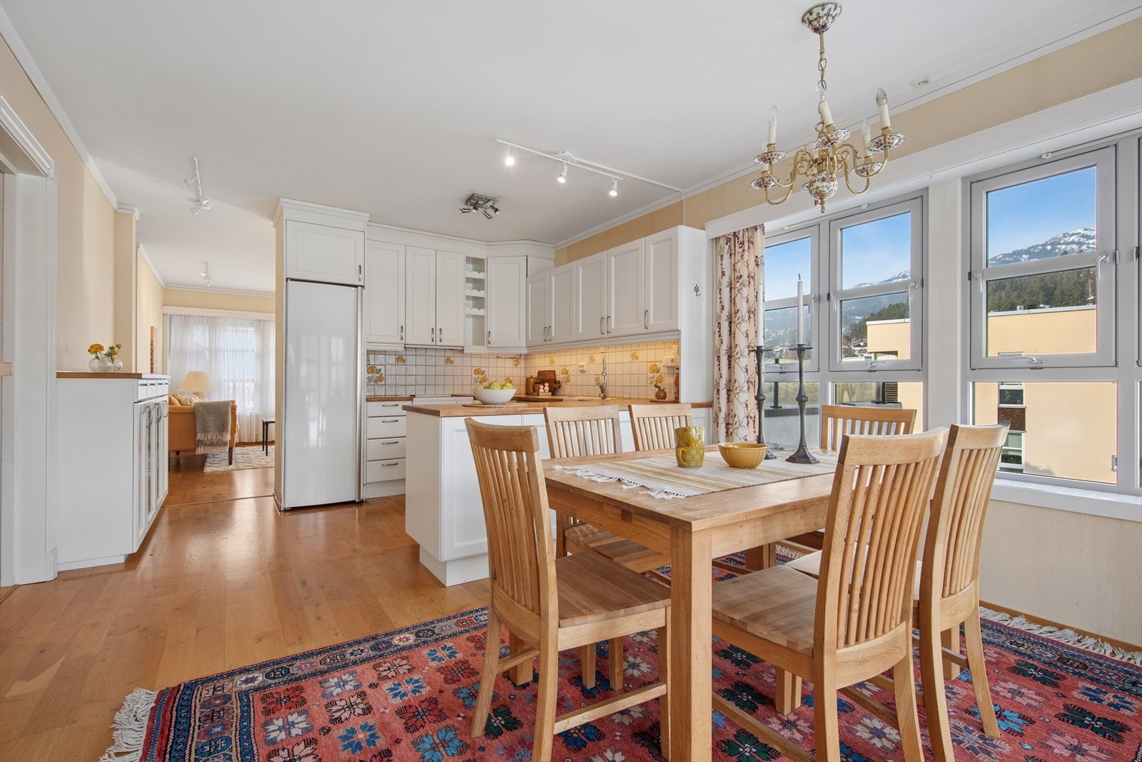 Kjøkkenet har en åpen løsning mot spisestuen. Galleribilde