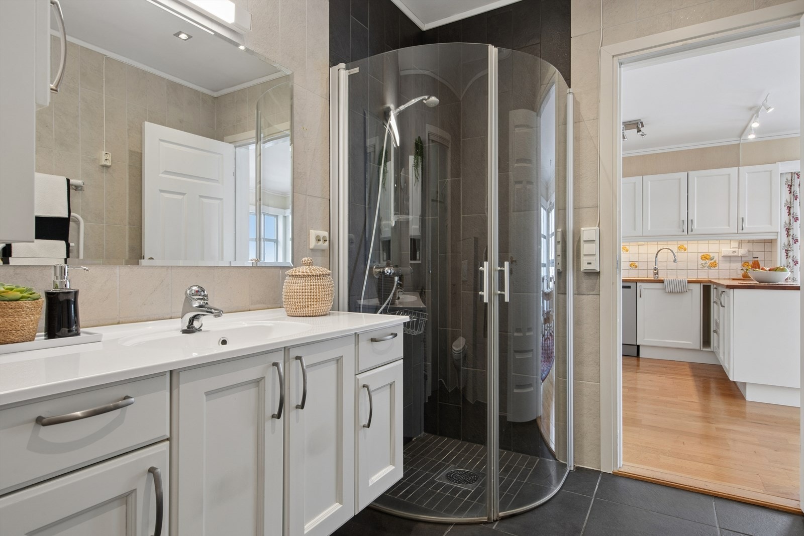 Badet er fra byggeåret og har fliser på gulv og vegger. Galleribilde