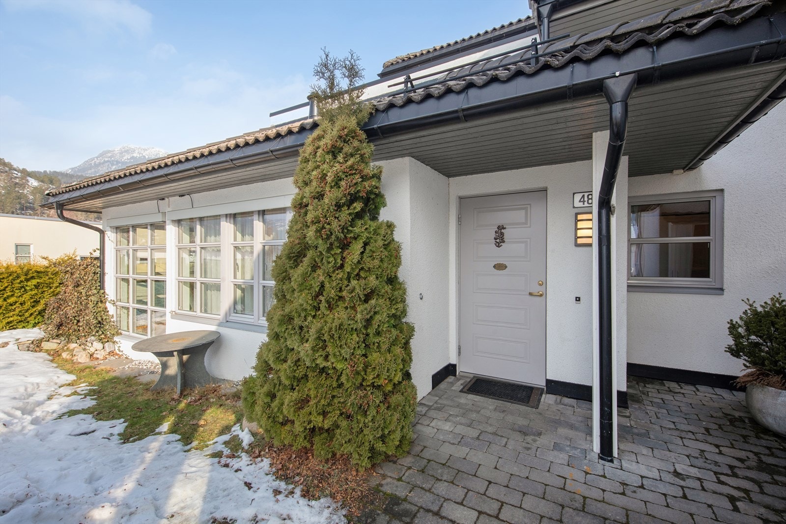 Egen inngang fra gatenivå og bruksrett til hage/gressareal forran leiligheten. Pent opparbeidet med plen og prydbusker. Galleribilde