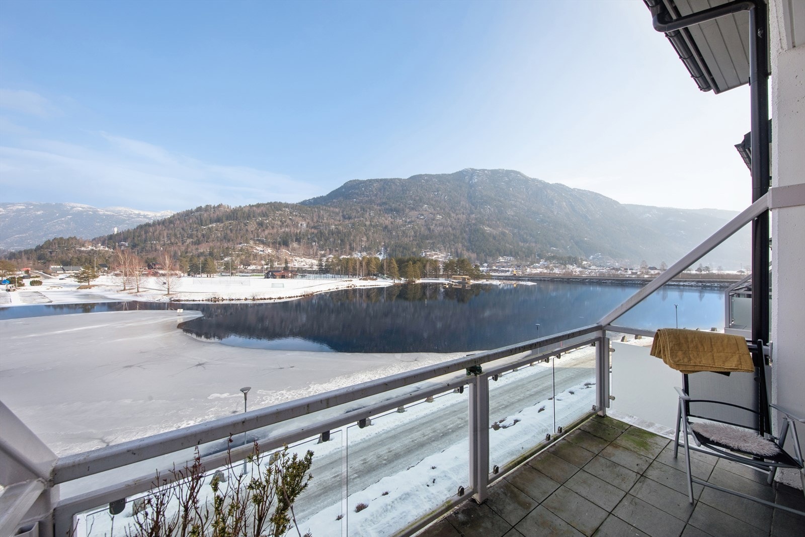 Balkongene har glassrekkverk som sikrer at den flotte utsikten kommer til sin fulle rett! Galleribilde