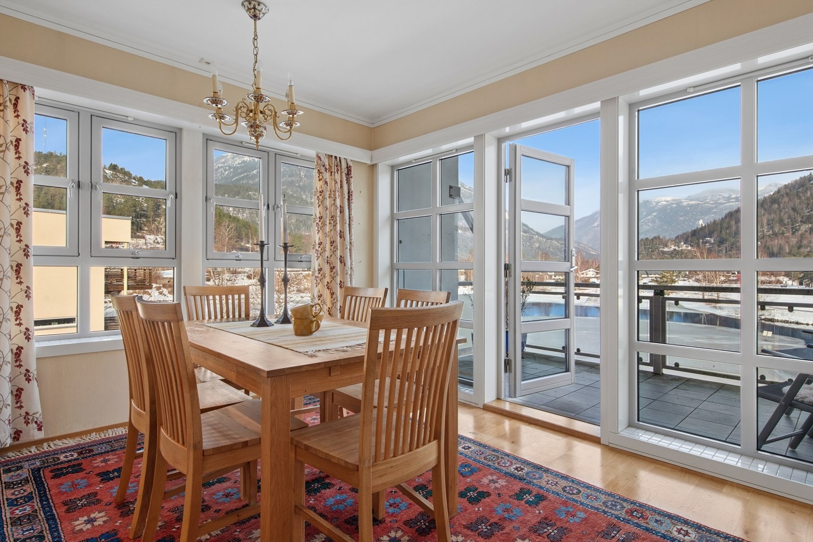 Spisestuen er en naturlig forlengelse av kjøkkenet, med god plass til et stort spisebord. Galleribilde